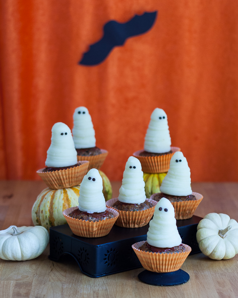 On Halloween, even your food can wear costumes! Serve dessert for dinner this year with these Spooktacular Halloween Meatloaf Cupcakes topped with mashed potato ghosts.