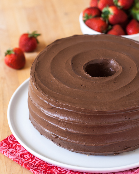 Learn how to keep your serving plate clean while frosting a cake. This simple trick uses items you already have on hand in your kitchen. From Flour Arrangements.