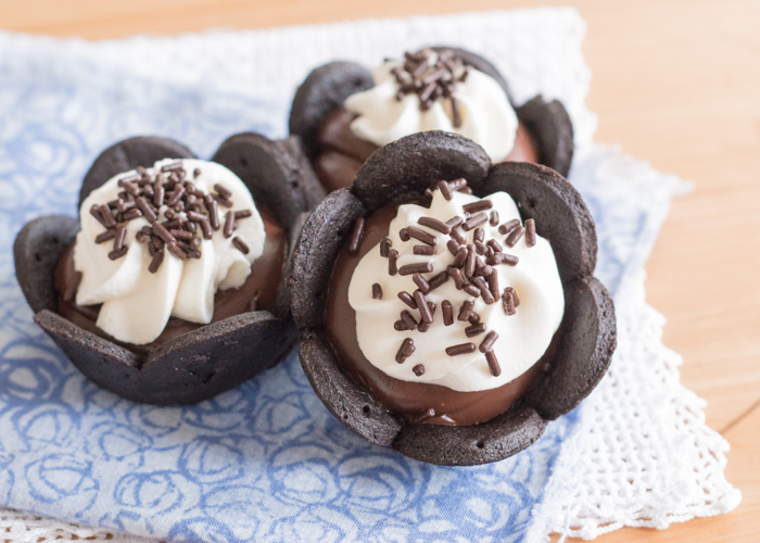 Mini Chocolate Cream Pie Recipe | Flour Arrangements