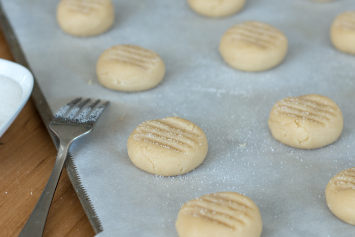 The taste of sweet vanilla -- which so often features only as a background flavor -- shines in these Simple Vanilla Cookies. Not only are they quick and easy to make, they can be prepared with minimal mess.