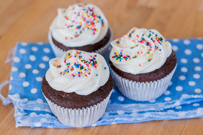 Simple Chocolate Cupcakes with Vanilla Buttercream | Flour Arrangements