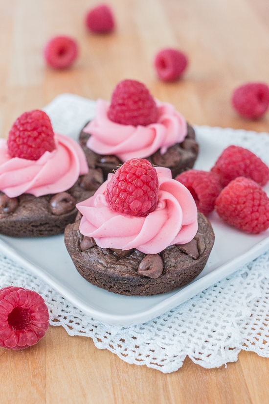 Short and petite, these Muffin Tin Chocolate Brownies deliver a rich chocolate punch with a sweet burst of raspberry frosting. With an elegant swirl of buttercream, they’re perfect celebration treats for smaller appetites.