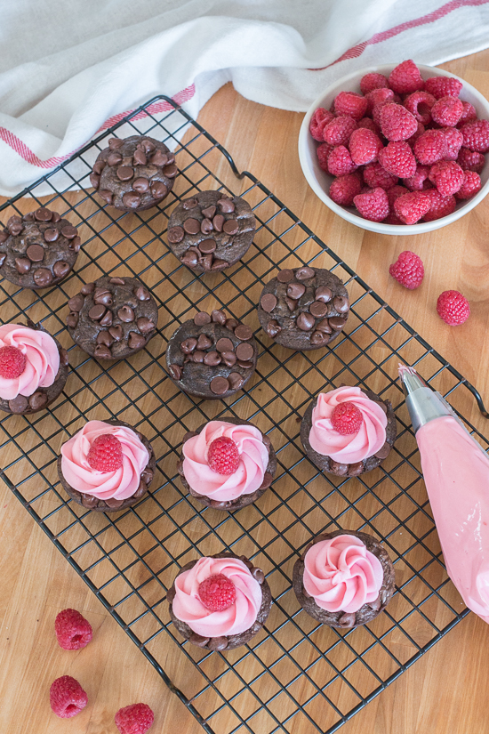 Short and petite, these Muffin Tin Chocolate Brownies deliver a rich chocolate punch with a sweet burst of raspberry frosting. With an elegant swirl of buttercream, they’re perfect celebration treats for smaller appetites.