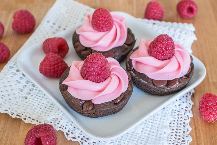 Short and petite, these Muffin Tin Chocolate Brownies deliver a rich chocolate punch with a sweet burst of raspberry frosting. With an elegant swirl of buttercream, they’re perfect celebration treats for smaller appetites.